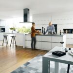 Cuisine américaine blanche avec îlot centrale