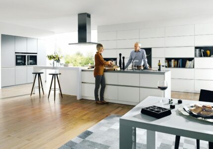 Cuisine américaine blanche avec îlot centrale